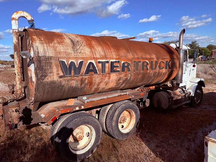 freightliner-t/a-water-truck-image-3
