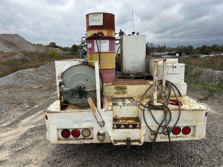 1989-mack-r690t-fuel-&-lube-truck-image-7