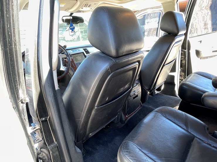 2010-cadillac-escalade-image-104