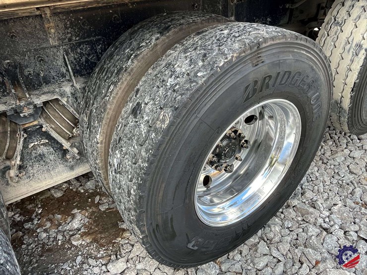 2020-freightliner-122sd-image-14