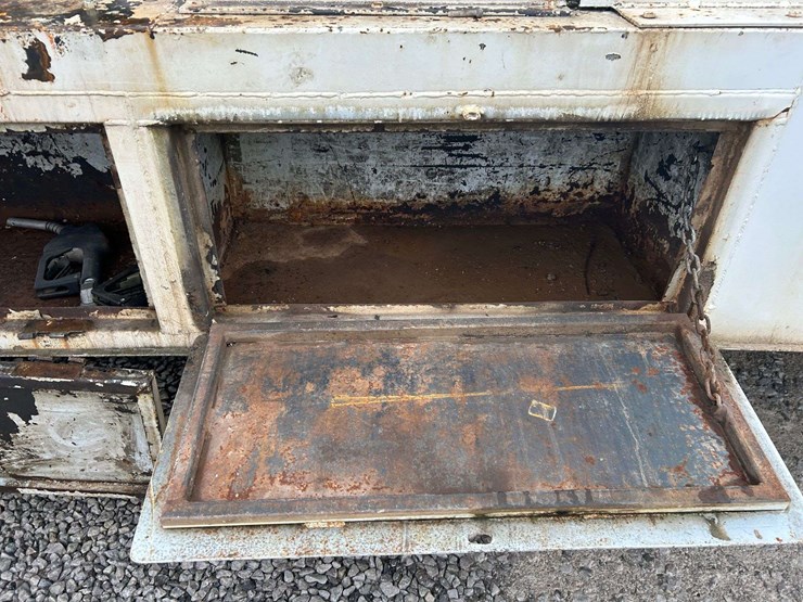 1989-mack-r690t-fuel-&-lube-truck-image-59