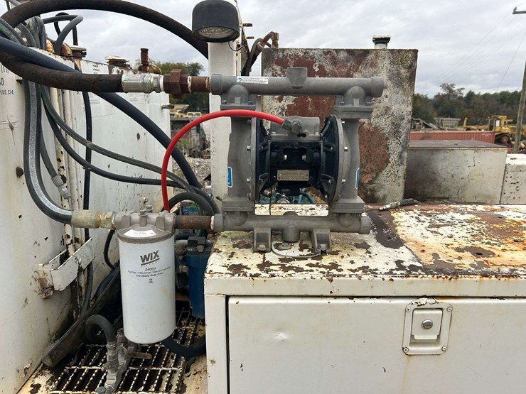 1989-mack-r690t-fuel-&-lube-truck-image-47