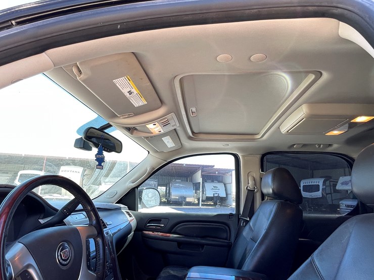 2010-cadillac-escalade-image-70