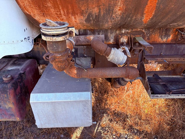 freightliner-t/a-water-truck-image-24