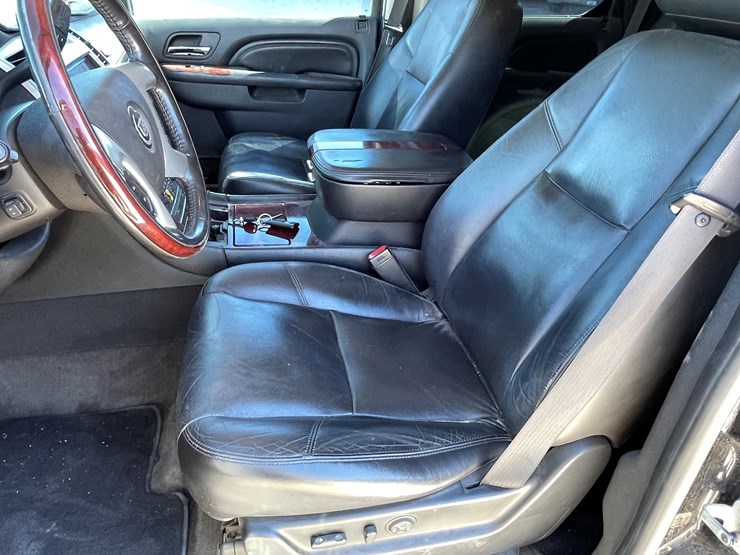 2010-cadillac-escalade-image-43