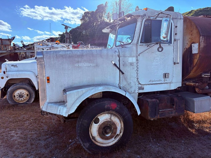 freightliner-t/a-water-truck-image-18