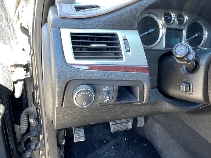 2010-cadillac-escalade-image-50