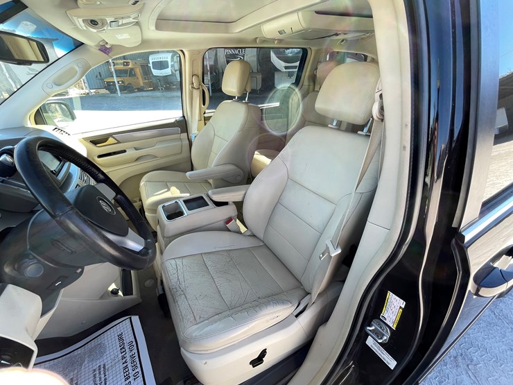 2010-volkswagen-routan-image-54