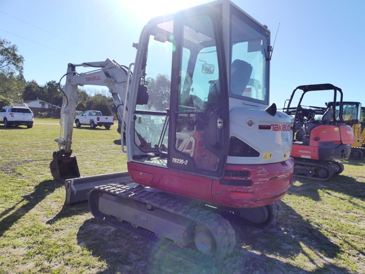 takeuchi-tb235-2-image-4