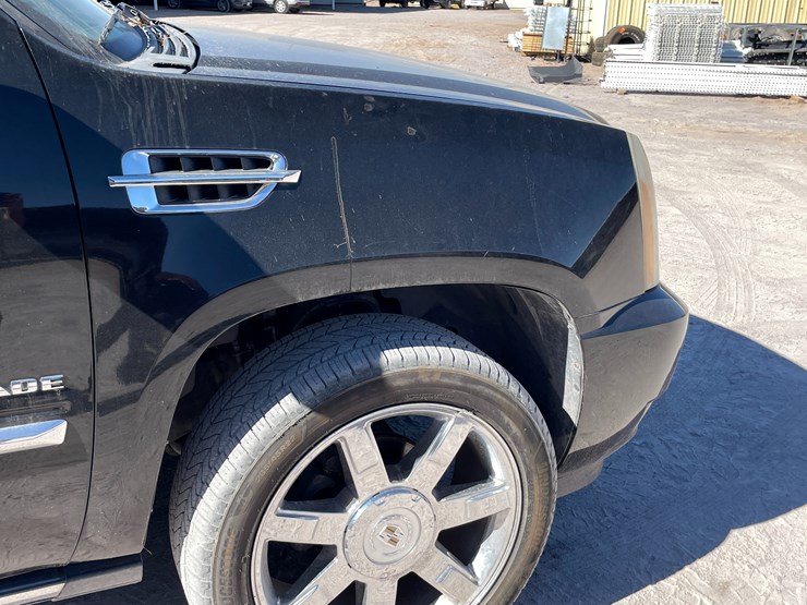 2010-cadillac-escalade-image-24