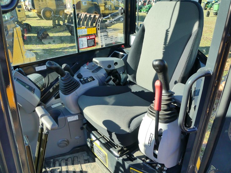 2024-john-deere-24-image-14