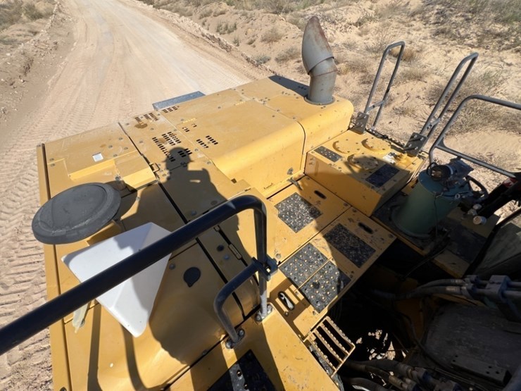 2019-deere-670g-lc-image-47