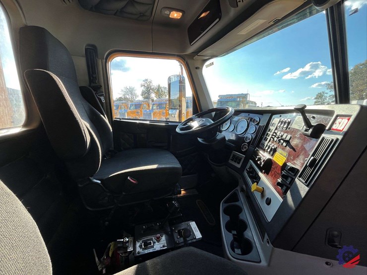 2020-freightliner-122sd-image-58