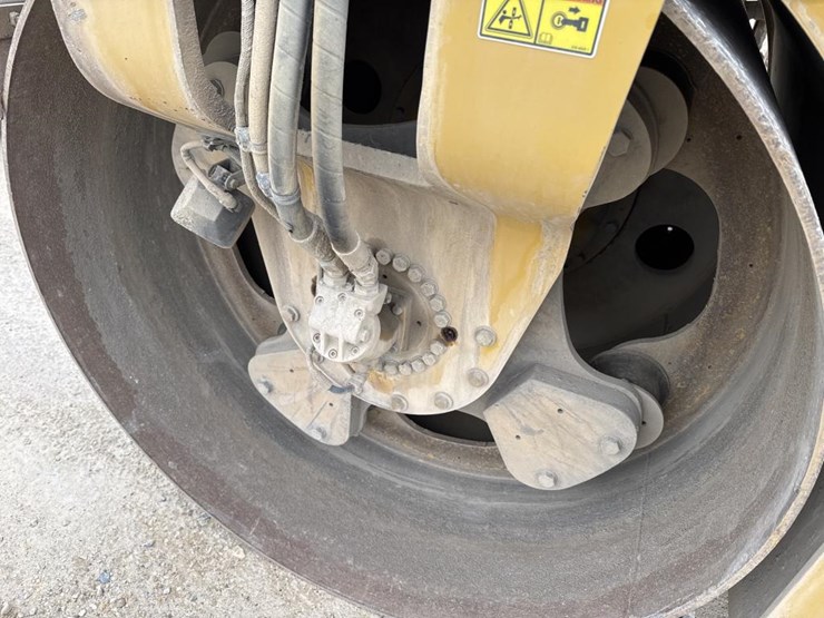 caterpillar-cb64b-image-22