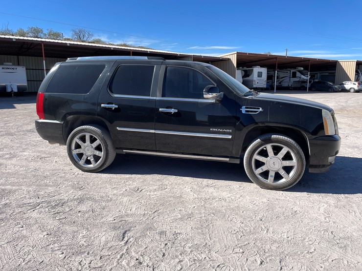 2010-cadillac-escalade-image-4