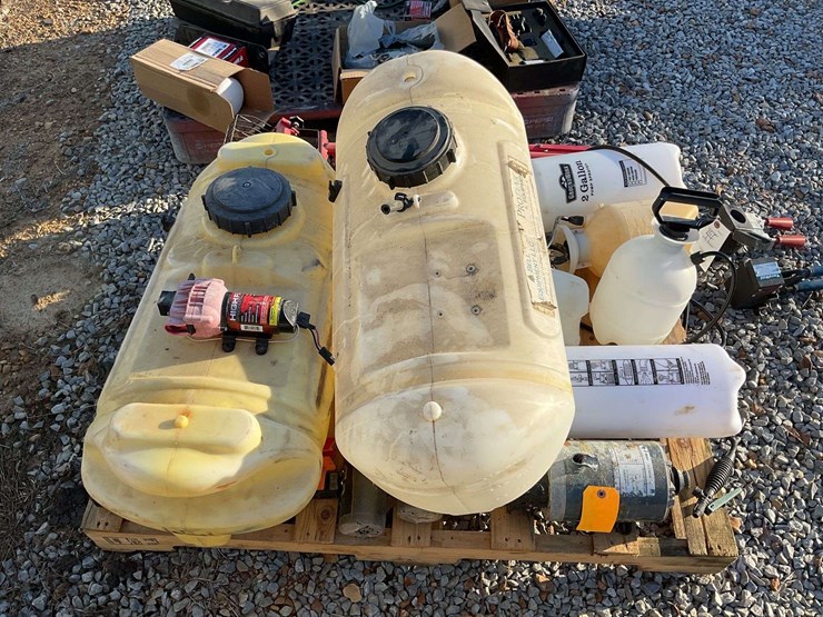 (5)-pump-sprayers,-(2)-15-gal-tanks,-image-2