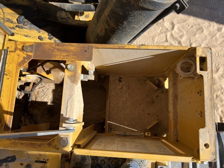 2019-deere-670g-lc-image-44