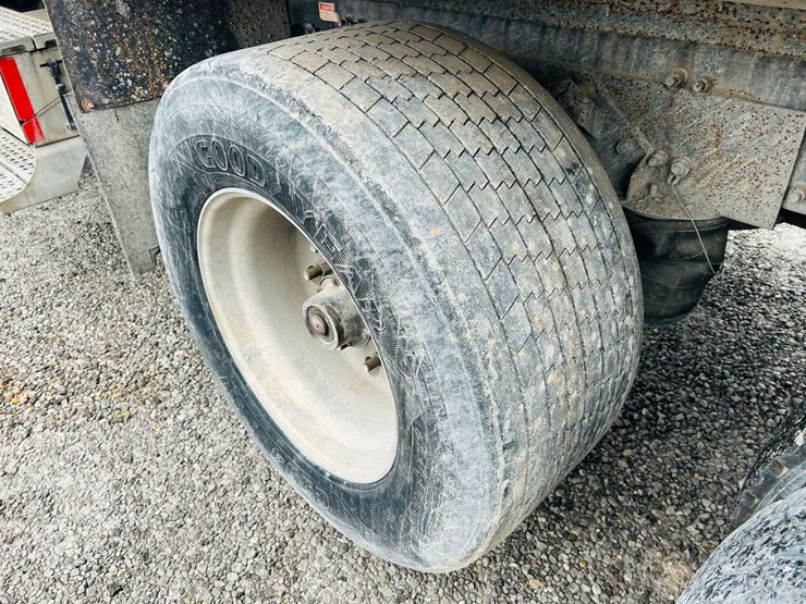 1999-freightliner-tri-axle-dump-truck-image-12