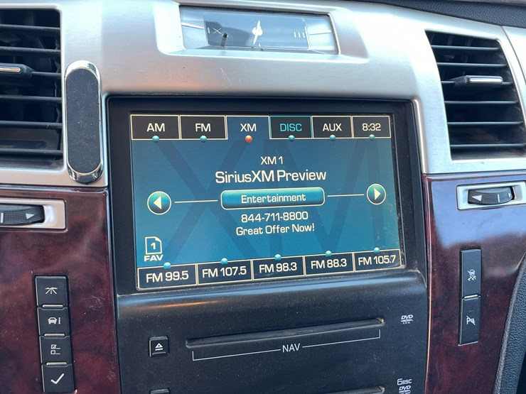 2010-cadillac-escalade-image-66