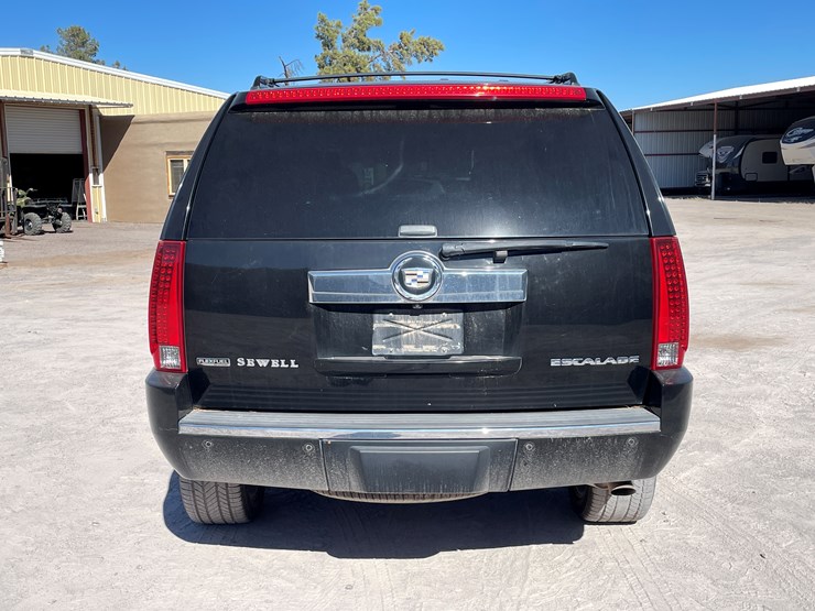 2010-cadillac-escalade-image-6