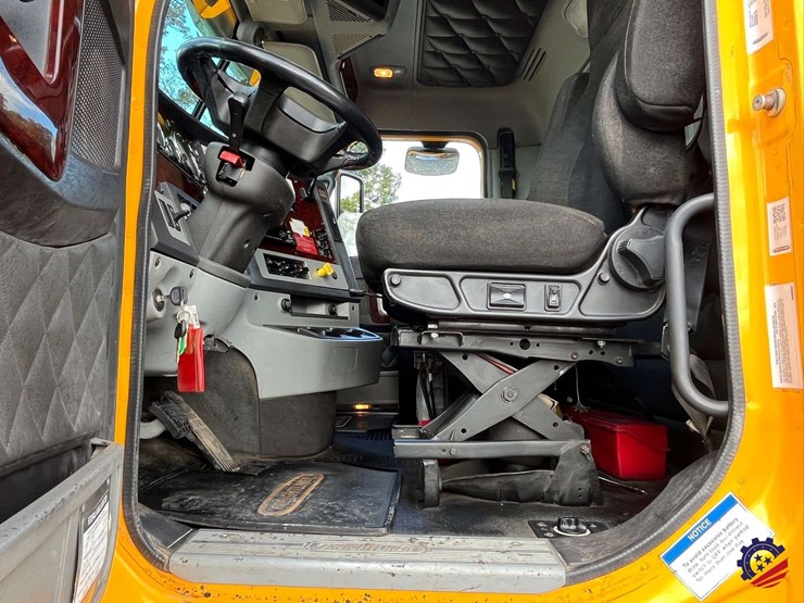 2020-freightliner-122sd-image-62