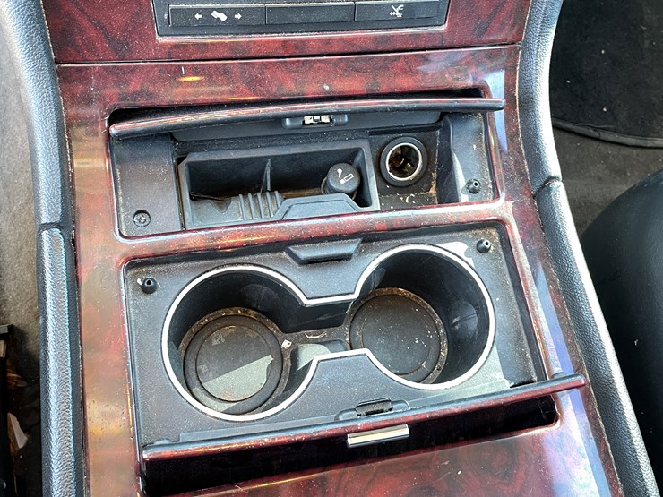 2010-cadillac-escalade-image-67