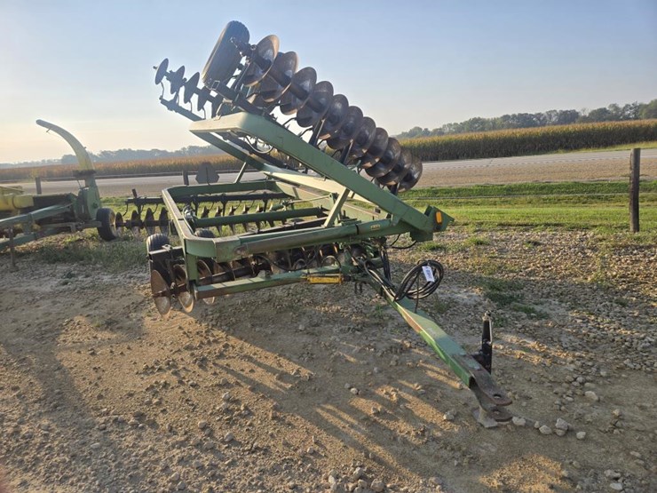 john-deere-220-image-15