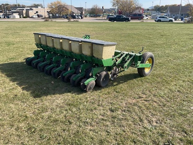 #52-•-1974-john-deere-p7100-planter-image-5