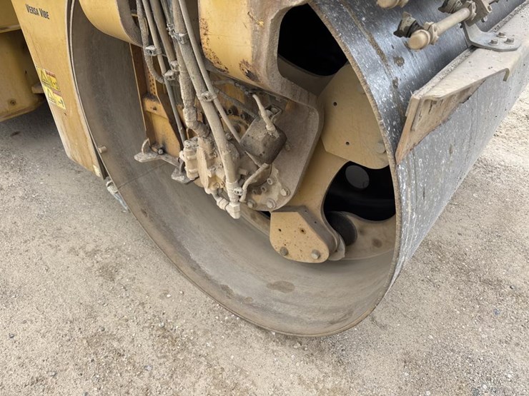 caterpillar-cb64b-image-27