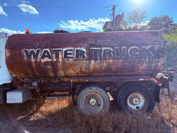 freightliner-t/a-water-truck-image-25