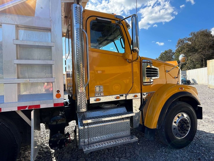 2020-freightliner-122sd-image-41