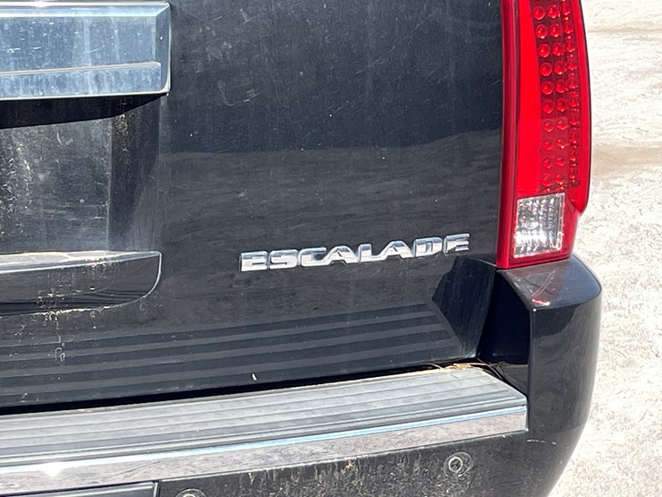 2010-cadillac-escalade-image-31