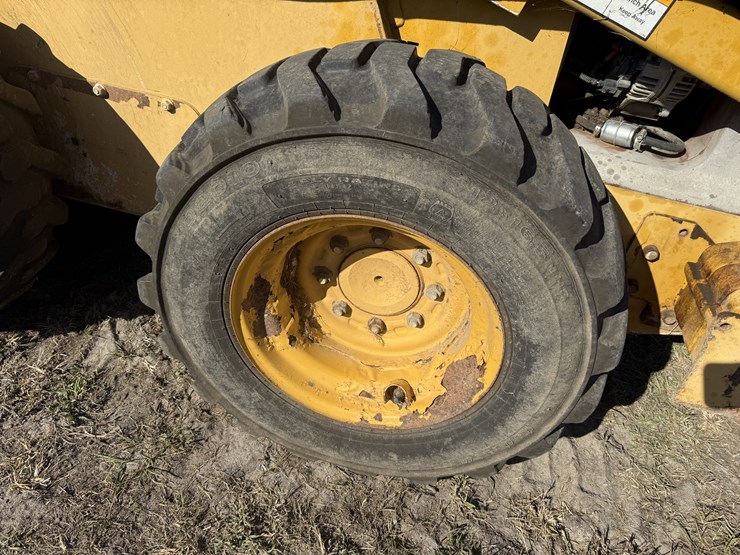 2008-deere-320-image-4