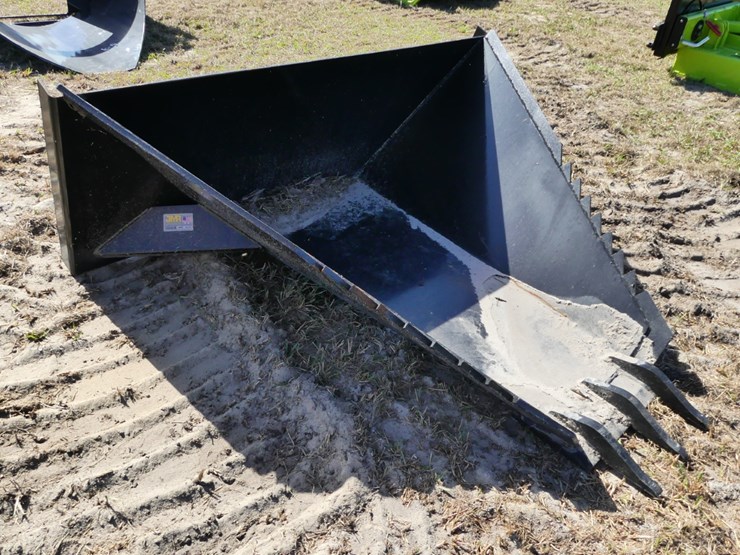 jmr-attachments-quick-attach-dirt-scoop-image-1