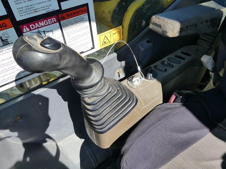 2015-komatsu-pc210-lc-image-15