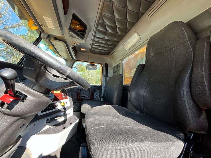 2020-freightliner-122sd-image-70