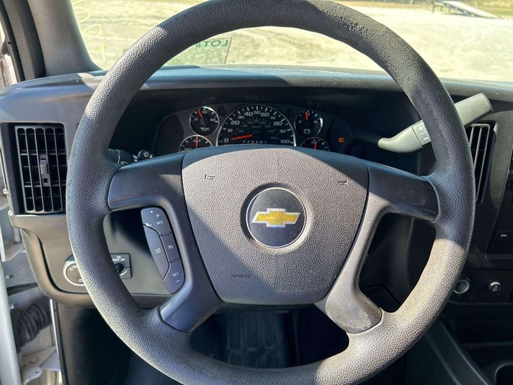 2013-chevrolet-express-3500-passenger-van-image-14