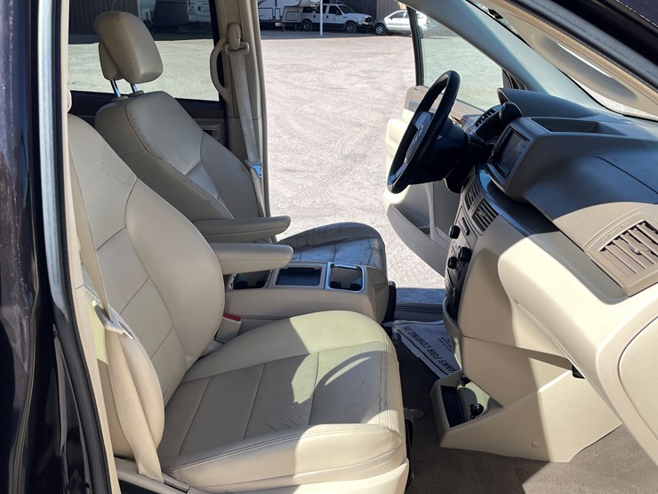 2010-volkswagen-routan-image-77