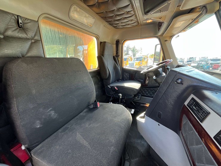 2020-freightliner-122sd-image-64