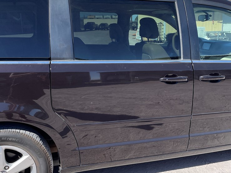 2010-volkswagen-routan-image-31