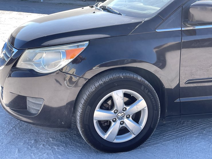 2010-volkswagen-routan-image-18