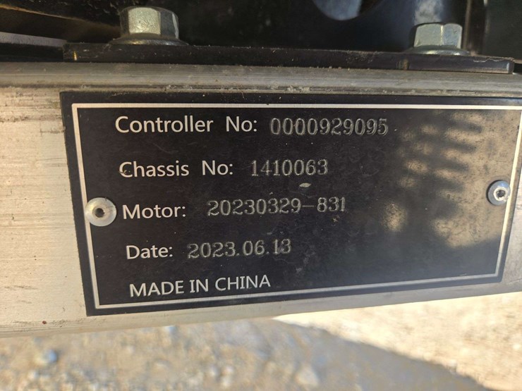 2024-gussi-italia-vivid-ev-peak-4f-lithium-golf-cart-image-22