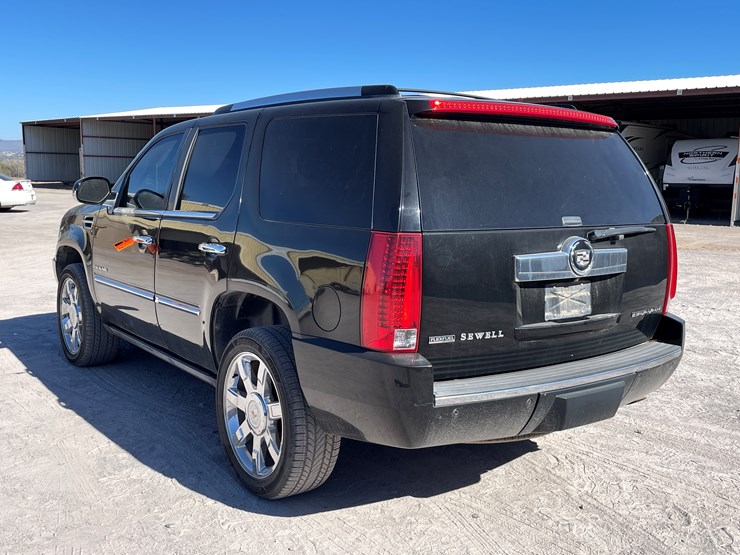 2010-cadillac-escalade-image-7