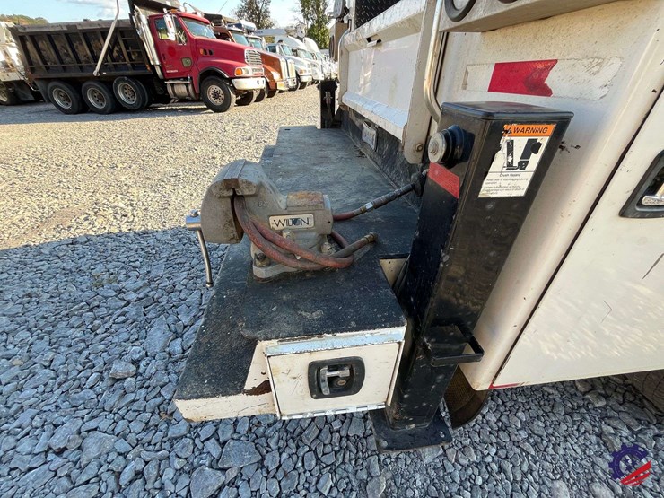 2017-ford-f550-xl-image-36