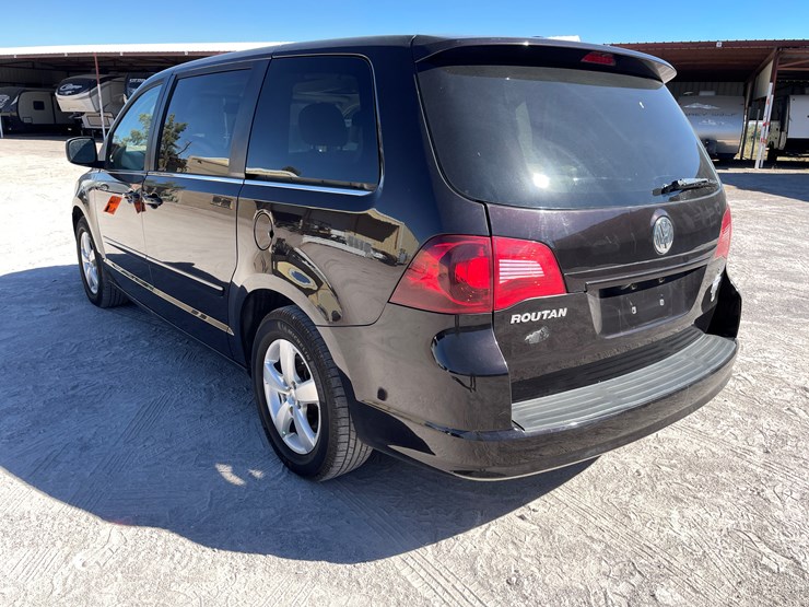 2010-volkswagen-routan-image-40