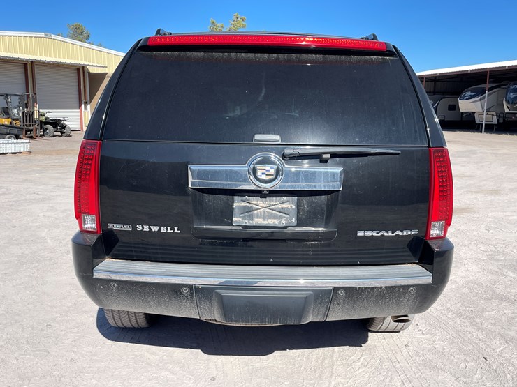 2010-cadillac-escalade-image-30