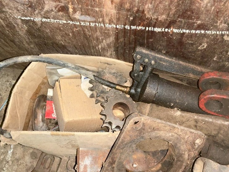 #760-•-pulleys,-cylinders,-and-assorted-parts-image-16