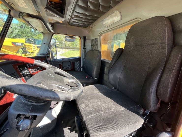 2020-freightliner-122sd-image-69