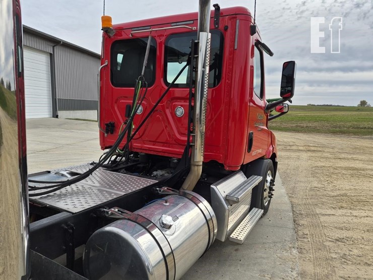 2018-freightliner-cascadia-116-image-11