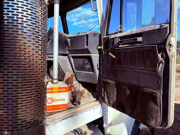 freightliner-t/a-water-truck-image-49